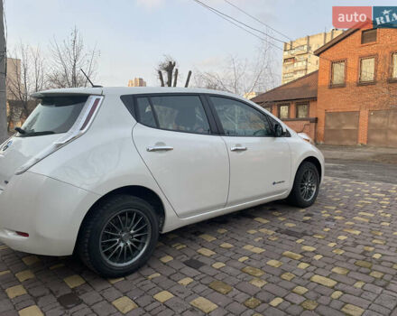Белый Ниссан Лиф, объемом двигателя 0 л и пробегом 95 тыс. км за 14500 $, фото 9 на Automoto.ua