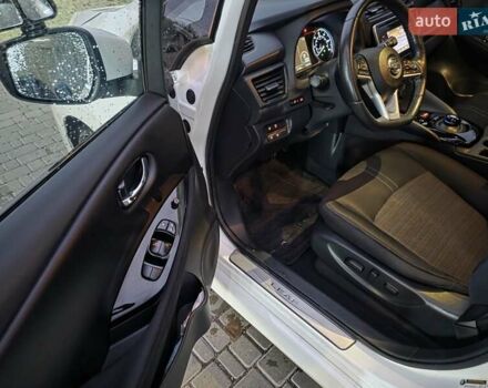 Білий Ніссан Ліф, об'ємом двигуна 0 л та пробігом 90 тис. км за 10000 $, фото 3 на Automoto.ua