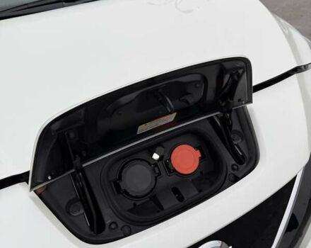 Белый Ниссан Лиф, объемом двигателя 0 л и пробегом 92 тыс. км за 12500 $, фото 11 на Automoto.ua