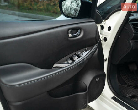 Белый Ниссан Лиф, объемом двигателя 0 л и пробегом 108 тыс. км за 13900 $, фото 28 на Automoto.ua