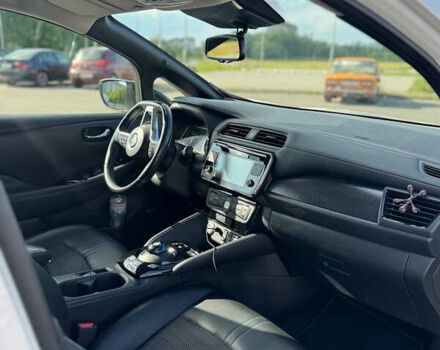 Білий Ніссан Ліф, об'ємом двигуна 0 л та пробігом 157 тис. км за 12500 $, фото 5 на Automoto.ua