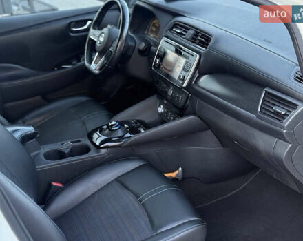 Белый Ниссан Лиф, объемом двигателя 0 л и пробегом 113 тыс. км за 13000 $, фото 5 на Automoto.ua