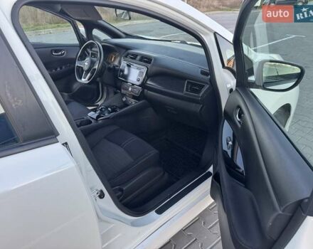 Білий Ніссан Ліф, об'ємом двигуна 0 л та пробігом 135 тис. км за 10900 $, фото 2 на Automoto.ua