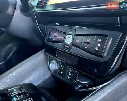 Белый Ниссан Лиф, объемом двигателя 0 л и пробегом 77 тыс. км за 12500 $, фото 20 на Automoto.ua