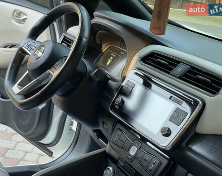 Белый Ниссан Лиф, объемом двигателя 0 л и пробегом 112 тыс. км за 13750 $, фото 17 на Automoto.ua