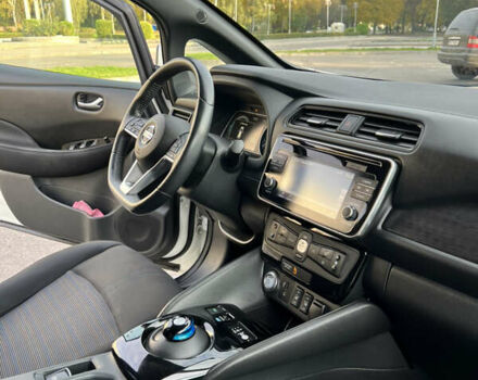 Білий Ніссан Ліф, об'ємом двигуна 0 л та пробігом 58 тис. км за 13499 $, фото 24 на Automoto.ua