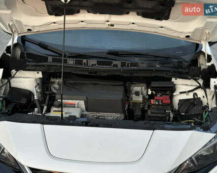 Белый Ниссан Лиф, объемом двигателя 0 л и пробегом 35 тыс. км за 12700 $, фото 19 на Automoto.ua