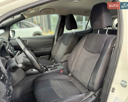 Белый Ниссан Лиф, объемом двигателя 0 л и пробегом 133 тыс. км за 11300 $, фото 7 на Automoto.ua