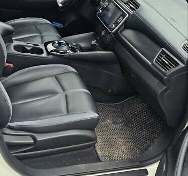 Белый Ниссан Лиф, объемом двигателя 0 л и пробегом 63 тыс. км за 12500 $, фото 10 на Automoto.ua