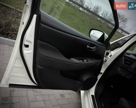 Белый Ниссан Лиф, объемом двигателя 0 л и пробегом 115 тыс. км за 11700 $, фото 23 на Automoto.ua