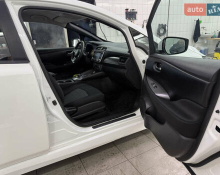 Белый Ниссан Лиф, объемом двигателя 0 л и пробегом 58 тыс. км за 15200 $, фото 19 на Automoto.ua