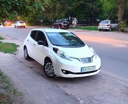 Белый Ниссан Лиф, объемом двигателя 0 л и пробегом 213 тыс. км за 5500 $, фото 1 на Automoto.ua