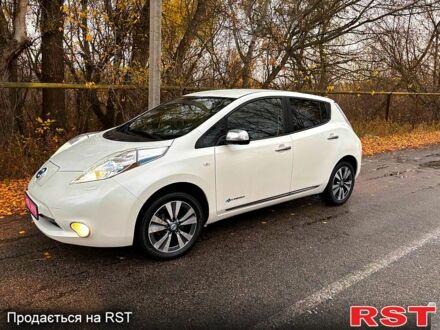 Белый Ниссан Лиф, объемом двигателя 75 л и пробегом 106 тыс. км за 8800 $, фото 1 на Automoto.ua