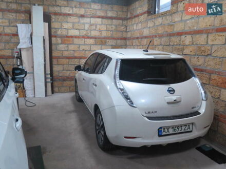 Ніссан Ліф 2013 у Мерефа на Automoto.ua Білий Ніссан Ліф, об'ємом двигуна 0 л та пробігом 170 тис. км за 7500 $, фото 1 на Automoto.ua