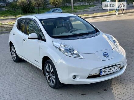 Ниссан Лиф 2013 в Черкассах на Automoto.ua Белый Ниссан Лиф, объемом двигателя 0 л и пробегом 107 тыс. км за 10700 $, фото 1 на Automoto.ua