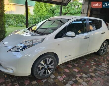 Білий Ніссан Ліф, об'ємом двигуна 0 л та пробігом 129 тис. км за 6500 $, фото 1 на Automoto.ua