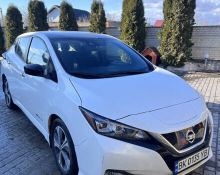 Белый Ниссан Лиф, объемом двигателя 0 л и пробегом 128 тыс. км за 12000 $, фото 1 на Automoto.ua