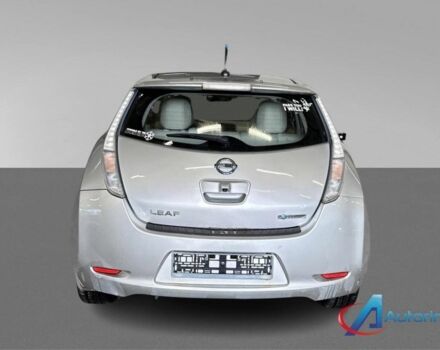 Красный Ниссан Лиф, объемом двигателя 0 л и пробегом 150 тыс. км за 4450 $, фото 4 на Automoto.ua