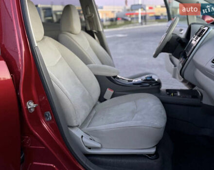 Красный Ниссан Лиф, объемом двигателя 0 л и пробегом 95 тыс. км за 5400 $, фото 7 на Automoto.ua