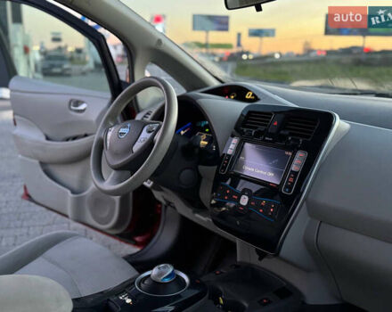 Красный Ниссан Лиф, объемом двигателя 0 л и пробегом 95 тыс. км за 5400 $, фото 8 на Automoto.ua