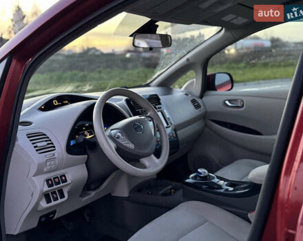 Красный Ниссан Лиф, объемом двигателя 0 л и пробегом 95 тыс. км за 5400 $, фото 9 на Automoto.ua