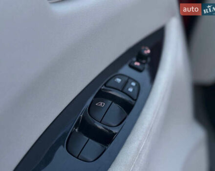 Красный Ниссан Лиф, объемом двигателя 0 л и пробегом 95 тыс. км за 5400 $, фото 27 на Automoto.ua