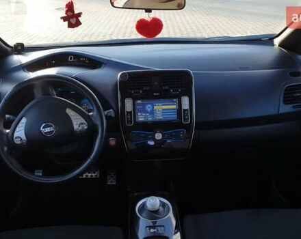 Красный Ниссан Лиф, объемом двигателя 0 л и пробегом 97 тыс. км за 8500 $, фото 7 на Automoto.ua