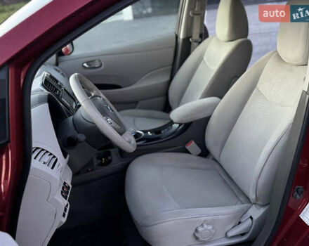 Красный Ниссан Лиф, объемом двигателя 0 л и пробегом 95 тыс. км за 5400 $, фото 5 на Automoto.ua