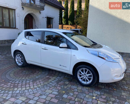 Ниссан Лиф 2014 в Черновцах на Automoto.ua Красный Ниссан Лиф, объемом двигателя 0 л и пробегом 125 тыс. км за 6290 $, фото 3 на Automoto.ua