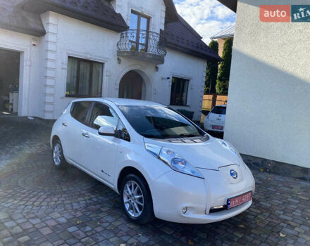 Ниссан Лиф 2014 в Черновцах на Automoto.ua Красный Ниссан Лиф, объемом двигателя 0 л и пробегом 125 тыс. км за 6290 $, фото 4 на Automoto.ua