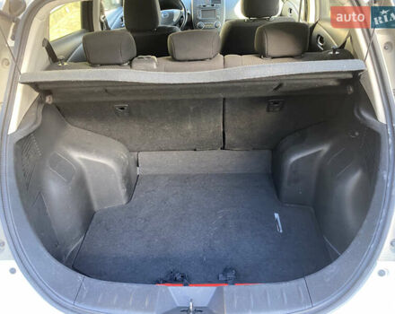 Ниссан Лиф 2014 в Черновцах на Automoto.ua Красный Ниссан Лиф, объемом двигателя 0 л и пробегом 125 тыс. км за 6290 $, фото 9 на Automoto.ua