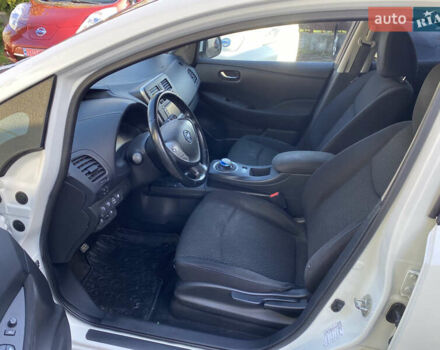 Ниссан Лиф 2014 в Черновцах на Automoto.ua Красный Ниссан Лиф, объемом двигателя 0 л и пробегом 125 тыс. км за 6290 $, фото 8 на Automoto.ua