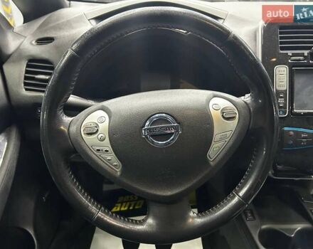 Красный Ниссан Лиф, объемом двигателя 0 л и пробегом 93 тыс. км за 7100 $, фото 13 на Automoto.ua