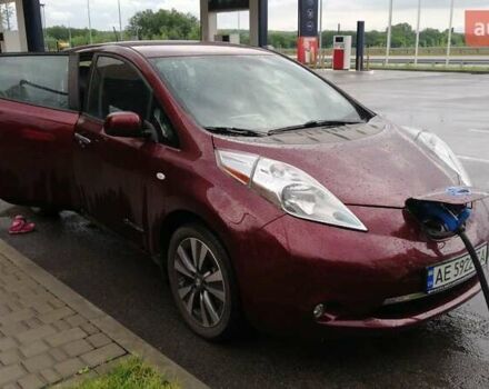 Красный Ниссан Лиф, объемом двигателя 0 л и пробегом 83 тыс. км за 10500 $, фото 8 на Automoto.ua