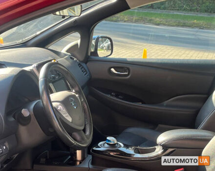 Красный Ниссан Лиф, объемом двигателя 30 л и пробегом 100 тыс. км за 9600 $, фото 7 на Automoto.ua