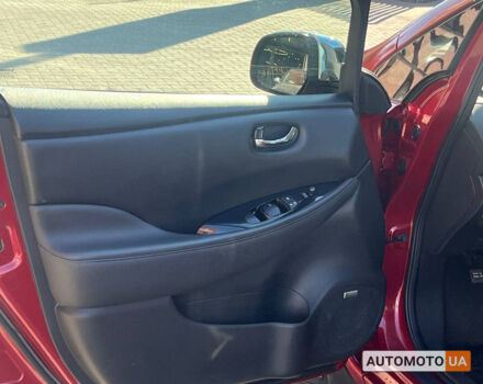 Красный Ниссан Лиф, объемом двигателя 30 л и пробегом 100 тыс. км за 9600 $, фото 6 на Automoto.ua