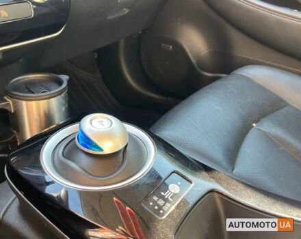 Красный Ниссан Лиф, объемом двигателя 30 л и пробегом 100 тыс. км за 9600 $, фото 10 на Automoto.ua