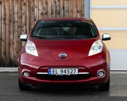 Красный Ниссан Лиф, объемом двигателя 0 л и пробегом 56 тыс. км за 5000 $, фото 2 на Automoto.ua