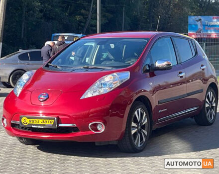 Красный Ниссан Лиф, объемом двигателя 30 л и пробегом 100 тыс. км за 9600 $, фото 2 на Automoto.ua