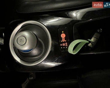 Красный Ниссан Лиф, объемом двигателя 0 л и пробегом 125 тыс. км за 7199 $, фото 5 на Automoto.ua