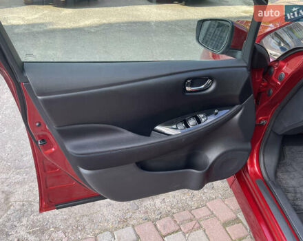 Красный Ниссан Лиф, объемом двигателя 0 л и пробегом 117 тыс. км за 12000 $, фото 5 на Automoto.ua