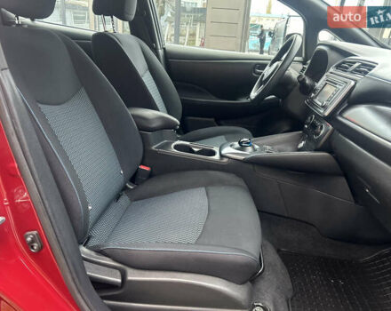 Красный Ниссан Лиф, объемом двигателя 0 л и пробегом 62 тыс. км за 11990 $, фото 9 на Automoto.ua