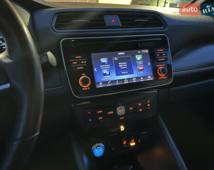 Красный Ниссан Лиф, объемом двигателя 0 л и пробегом 134 тыс. км за 12500 $, фото 16 на Automoto.ua