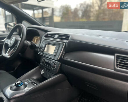 Красный Ниссан Лиф, объемом двигателя 0 л и пробегом 62 тыс. км за 11990 $, фото 12 на Automoto.ua