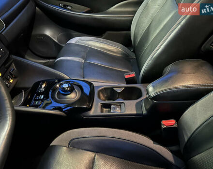 Красный Ниссан Лиф, объемом двигателя 0 л и пробегом 134 тыс. км за 12500 $, фото 9 на Automoto.ua