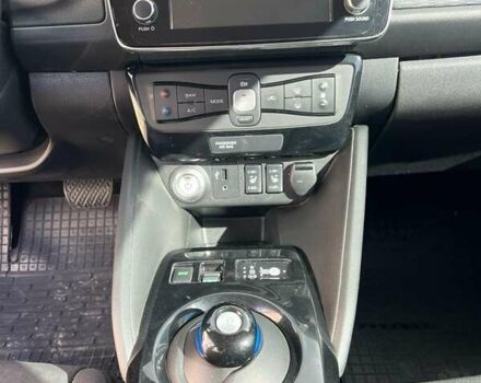 Красный Ниссан Лиф, объемом двигателя 0 л и пробегом 80 тыс. км за 13799 $, фото 21 на Automoto.ua