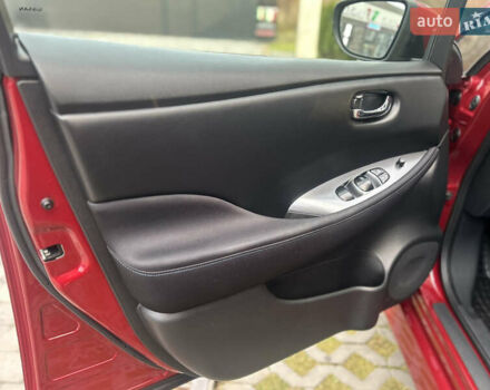 Красный Ниссан Лиф, объемом двигателя 0 л и пробегом 62 тыс. км за 11990 $, фото 6 на Automoto.ua