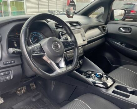 Красный Ниссан Лиф, объемом двигателя 0 л и пробегом 135 тыс. км за 13000 $, фото 4 на Automoto.ua