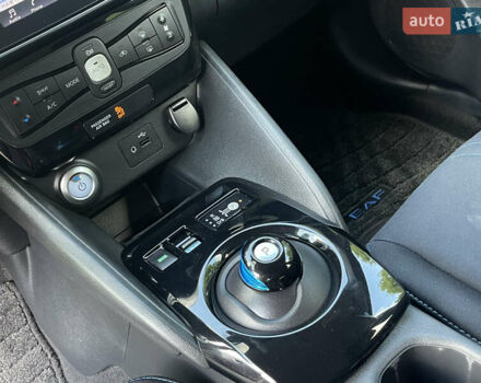 Красный Ниссан Лиф, объемом двигателя 0 л и пробегом 117 тыс. км за 12000 $, фото 10 на Automoto.ua