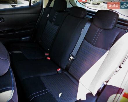 Красный Ниссан Лиф, объемом двигателя 0 л и пробегом 93 тыс. км за 15300 $, фото 15 на Automoto.ua